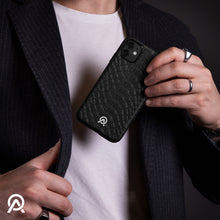 Carica l'immagine nel visualizzatore di Gallery, Cover iPhone drillo nera